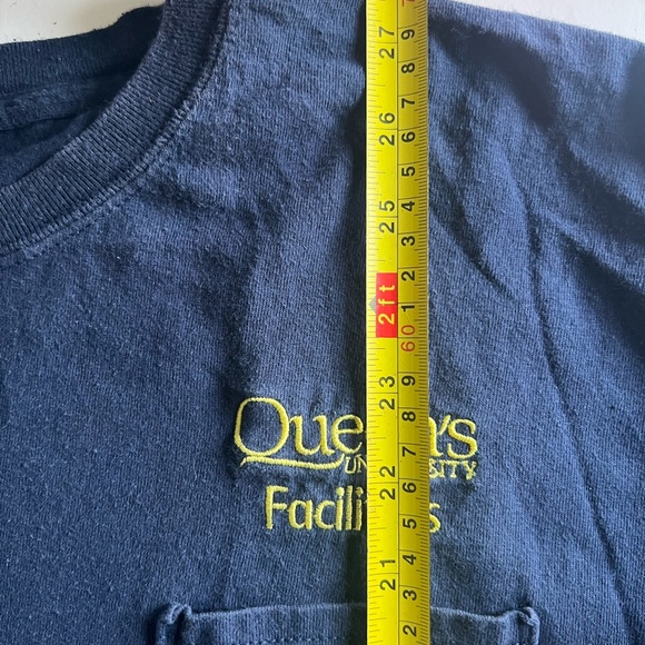 Queens University Facilities Shirt Mens XL Tshirt Navy Blue With Pocket - Picture 3 of 4